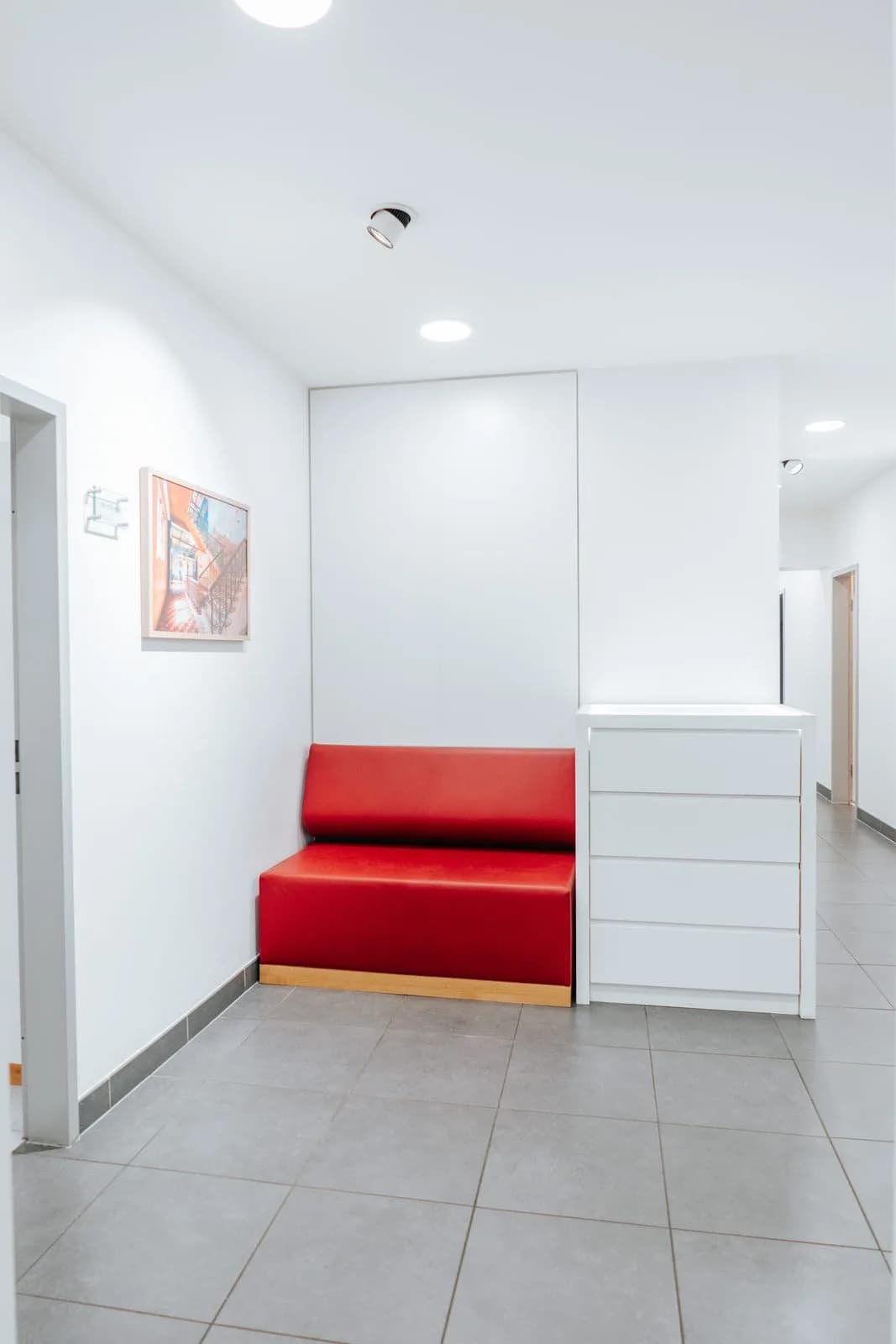 Rote Sitzbank im hellen Flur