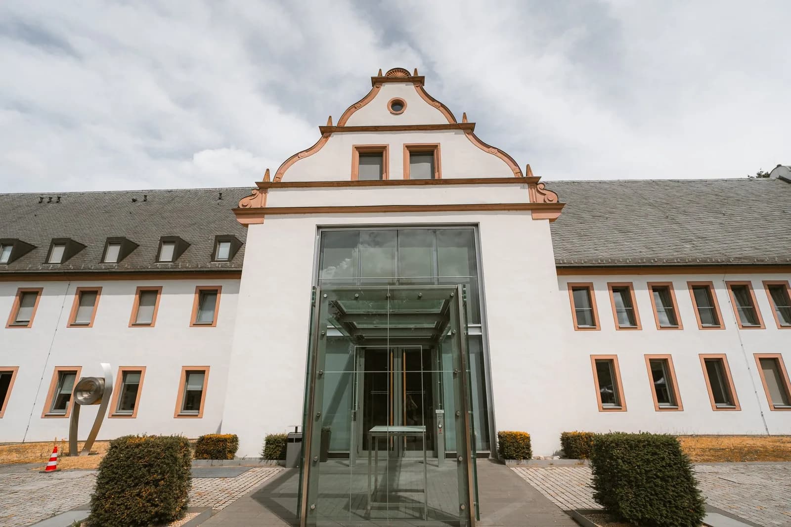 Eingangsgebäude mit Glasvorbau